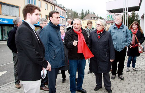 Unterwegs in Tailfingen: Das Bild zeigt Nils Schmid (Zweiter von links vorne) mit Hendrik Dahlhoff und Elmar Maute vom Stadtverband Albstadt sowie der SPD-Landtagskandidatin Angela Godawa (von links). Foto: Weiger