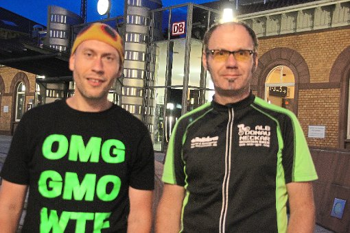 Thomas Baumann (links) und Thomas Lutz starteten am Freitagabend vor dem Villinger Bahnhof zum vierten Gutenachtlauf. Mitläufer sind erwünscht.  Foto: Heinig Foto: Schwarzwälder-Bote