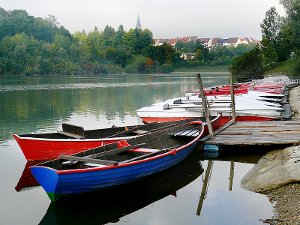 Idyllisch liegen die Boote an der Anlegestelle des Schömberger Stausees. Sie befinden sich inzwischen im Besitz von Waldschenke-Besitzer Heinz Koch. Foto: Archivfoto: Hopp