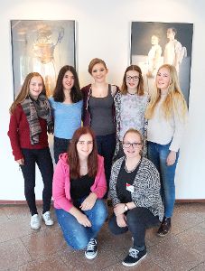 Die Schülergruppe des DHG in Tschechien (hinten,  von links): Steffi Schuler (10a), Vivien Wirz (10a), Lena Sigrist (10a), Leonie Rapp (10a) und Svenja Hak (KS1). Dazu kommen  Sophia Schauber (10a, vorne, links) und Nadine Seifriz (9b) Foto: DHG Foto: Schwarzwälder-Bote