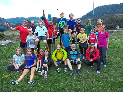Motiviert und mit viel Freude starten die Epfendorfer ins Training fürs Deutsche Sportabzeichen. Foto: Botzenhart Foto: Schwarzwälder-Bote