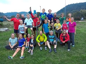 Motiviert und mit viel Freude starten die Epfendorfer ins Training fürs Deutsche Sportabzeichen. Foto: Botzenhart Foto: Schwarzwälder-Bote