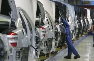 Ein Mitarbeiter der Produktion von Innenraumteilen der Mercedes S-Klasse in Sindelfingen. Daimler muss tausende S-Klasse-Autos wegen eines undichtenKraftstofffilters zurückrufen. (Archivbild) Foto: AP