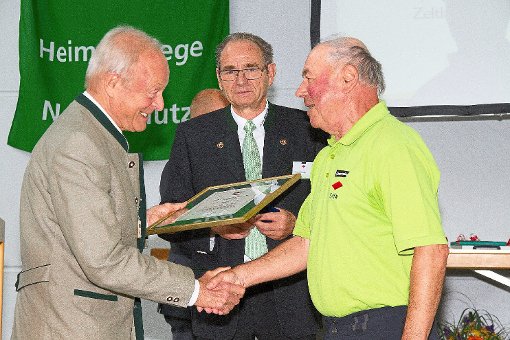 Vizepräsident Martin Stübler und   Präsident Georg Keller gratulierten  Jürgen Gräbel (von links) zu der äußert seltenen Auszeichnung. Foto: Seyl Foto: Schwarzwälder-Bote
