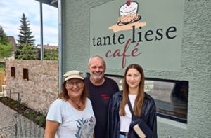 Elisabeth Berndt, ihr Mann Norman und die Tochter Emma  freuen sich an ihrem neuen Café. Foto: Cools