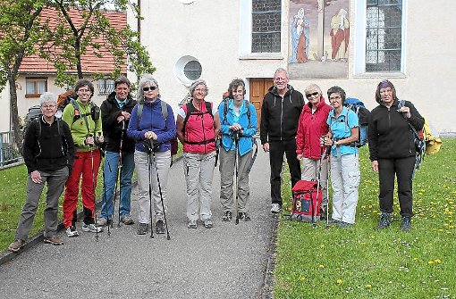 Eine Frauengruppe der evangelischen Kirche Tübingen wanderte auf dem hohenzollerischen Jakobsweg nach Ringingen, wo sie von dem Jakobswegkenner Wolfgang W. Meyer empfangen wurden. Foto: Schwarzwälder-Bote
