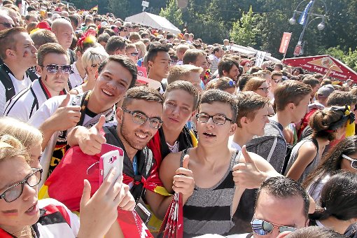 Ein einmaliges Erlebnis für 50 Schülersprecher aus der Region: Eigentlich auf Bildungsreise begrüßten die Schüler mit 400.000 anderen Fans die Fußball-Weltmeister bei ihrer Rückkehr nach Berlin.  Foto: Recklies