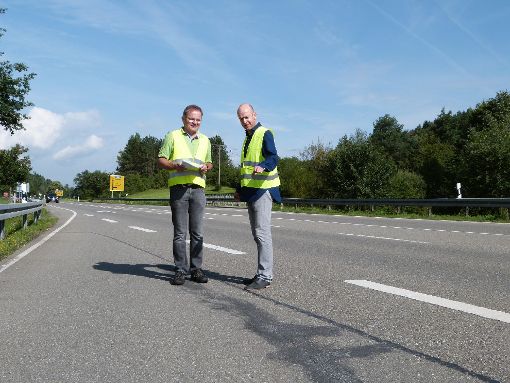 Straßenbauamtsleiter Martin Osieja und Projektleiter Fred Frech sehen sich einen Schaden der Bundesstraße an.  Foto: Kübler