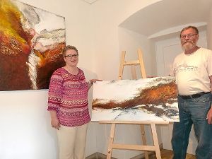 Künstlerin Andrea Sautter aus Leidringen und Günther Fessmann freuen sich auf die Ausstellung, die morgen in der temporären Haigerlocher  Galerie Haag im Eck eröffnet wird.  Foto: Kost Foto: Schwarzwälder-Bote