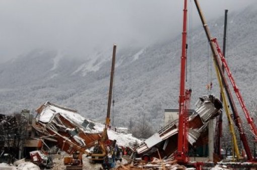 Der Ort der Katastrophe: Die eingestürzte Eishalle am 2. Januar 2006. Foto: dpa