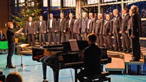 Der Männerchor des Liederkranz Emmingen eröffnete das Konzert in der weihnachtlich geschmückten Gemeindehalle. Foto: Thomas Fritsch
