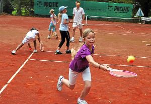 Konzentriert gehen die angehenden Tennisasse bei der Schnupperstunde zur Sache. Foto: Wolf Foto: Schwarzwälder-Bote