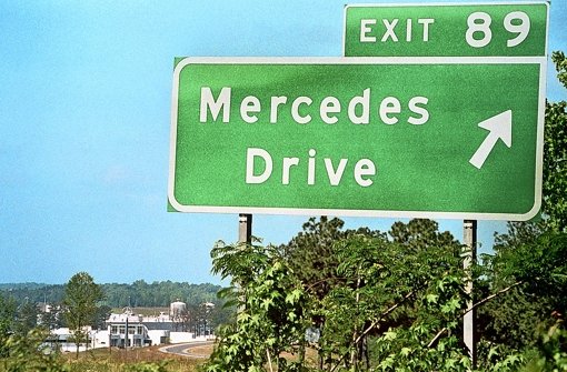 Die Autobahnausfahrt „Mercedes Drive“ bei Tuscaloosa im US-Bundesstaat  Alabama:  Die Straße führt  zu dem Werk, in dem Mercedes die C-Klasse produzieren lässt Foto: dpa