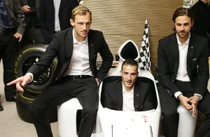 Scheint schnelle Autos zu lieben: VfB-Spieler Sercan Sararer (Mitte, mit Georg Niedermeier (links) und Martin Harnik). Foto: Pressefoto Baumann