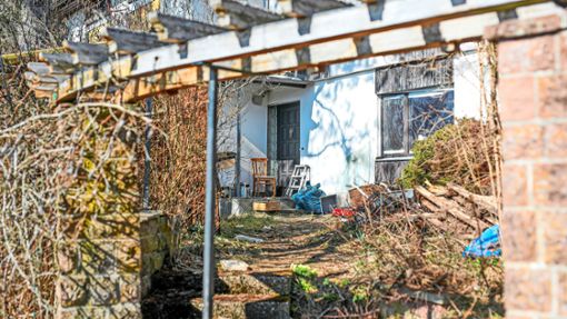Das Haus des 62-Jährigen in Unterkirnach, der sich fast 12 Stunden verschanzt hatte, wird derzeit ausgeräumt. Foto: Marc Eich