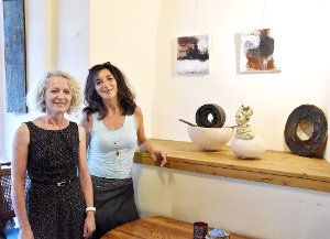 Gemälde und Keramik stellen Claudia Steinhilber (links) und Susanne Seeburger  im Café am Känzele aus.   Foto: Siegmeier Foto: Schwarzwälder-Bote