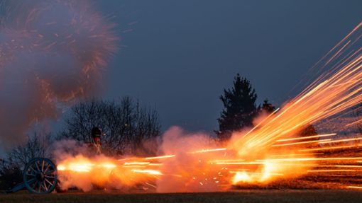 Gleißendes Mündungsfeuer entweicht den Geschützen zum Neujahrsschießen auf dem Villinger Hubenloch. Foto: Daniel Fleig