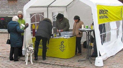 Mit dem  Briefmarathon 2015, wie beispielsweise am 12. Dezember auf dem Marktplatz, hat die Amnesty-Gruppe Furtwangen etliche Unterstützer gefunden. Foto: Amnesty Foto: Schwarzwälder-Bote