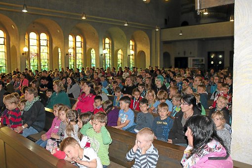 Die St.-Fidelis-Kirche in Burladingen war beim Eröffnungsimpuls der Burladinger Ferienspielkinder voll besetzt. Foto: Pfister Foto: Schwarzwälder-Bote
