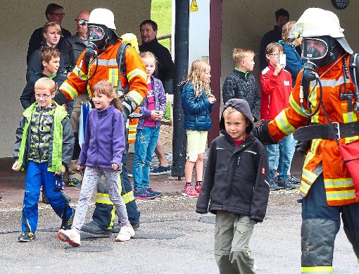 Feuerwehrleute mit Atemschutzgeräten retten Schüler. Foto: Bechtle Foto: Schwarzwälder-Bote