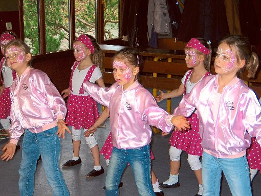 Die Tanzzwerge bereicherten mit ihren Vorführungen die Betraer Seniorenfasnet.  Foto: Hellstern Foto: Schwarzwälder-Bote