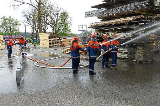 Die Dornhaner Jugendfeuerwehr zeigt beim Löschen brennender Holzstapel im Rahmen einer Übung, was sie kann.  Foto: Rössler Foto: Schwarzwälder-Bote