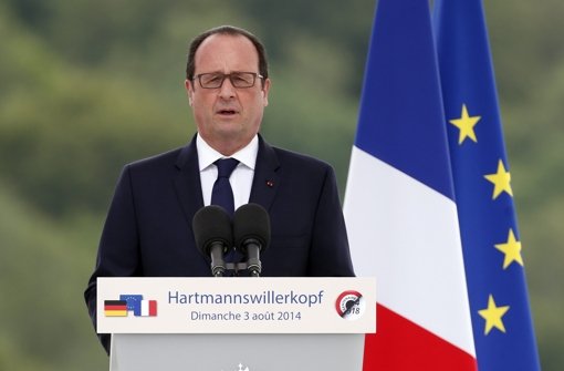 Frankreichs Präsident Hollande spricht über die Beteiligung seines Landes an den Luftangriffen. Foto: dpa