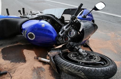 Ein Motorradfahrer ist am Montagabend nach rasanter Fahrt auf der A 81 bei einem Unfall schwer verletzt worden. (Symbolfoto) Foto: dpa-Zentralbild