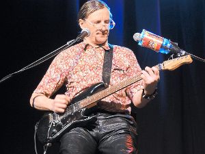 Norbert Bürger zeigt bei seinem Auftritt sein Talent an der Gitarre.  Fotos: Paskal Foto: Schwarzwälder-Bote