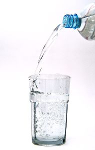 Wasser aus Flaschen ist derzeit gefragt.  Foto: Warnecke