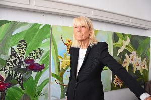 Ute Schmid bei der Vernissage für die Kleine Galerie im Rathaus vor ihren großen und farbenprächtigen Werken. Foto: Kaletta Foto: Schwarzwälder-Bote