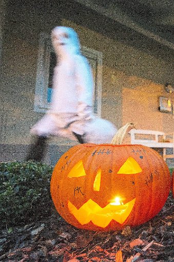 Finstere Gesellen kommen einem an Halloween in Neubulach entgegen.   Foto: Weigel