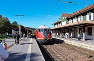 Einfahrt im Bahnhof St. Georgen bei strahlendem Sonnenschein: Das „Stuttgarter Rössle“ macht etwas her. Foto: Schuster