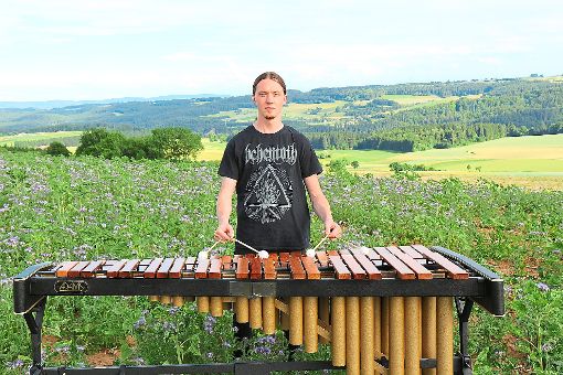 Den Soundtrack der Natur hält Tobias Wehrle aus Göschweiler mit seinem Marimbaphon fest. Zehn beeindruckende Titel, inspiriert von der atemberaubenden Gegend um Göschweiler, hat er in seiner ersten CD festgehalten. Foto: Bächle Foto: Schwarzwälder-Bote