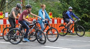 Die orangen Kunststoff-Zäune mit den roten Lampen: Für Fahrradfahrer waren sie am Sonntag so etwas wie ein Freifahrts-Signal – doch einige Autofahrer haben sich über den Sinn einzelner Sperrungen gewundert. Foto: Hopp