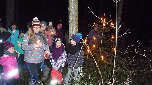 Gemeinsam haben die Kinder und Jugendlichen bei der Waldweihnacht das Licht ins Dunkel gebracht. Foto: Matthes Foto: Schwarzwälder-Bote