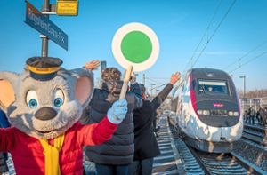 Europa-Park-Maskottchen Ed Euromaus war mittendrin: Der erste TGV hat in Ringsheim Station gemacht. Foto: Europa-Park