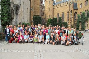 Wandertouren führte die Gruppe aus Bad Liebenzell mit den französischen Gästen unter anderem auf die Burg Hohenzollern. Fotos: Wendtlandt Foto: Schwarzwälder-Bote