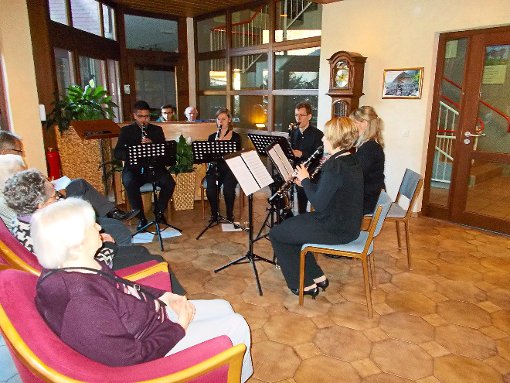 Ehemalige Jugendmusikschüler erfreuen die Bewohner des Pflegeheims St. Antonius mit ihren Musikvorträgen. Foto: Kühn Foto: Schwarzwälder-Bote