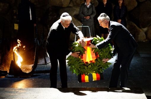 Gedenken an sechs Millionen ermordete Juden: Baden-Württembergs Ministerpräsident Winfried Kretschmann (links) in der Gedenkstätte Yad Vashem. Foto: dpa