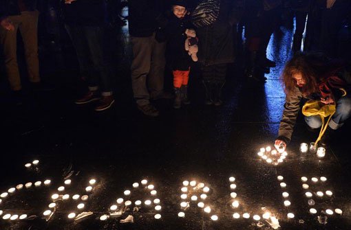 Mit Teelichtern formten die Teilnehmer der Kundgebung in Straßburg das Wort »Charlie« – im Gedenken an die Toten von Paris. Foto: Hertzog