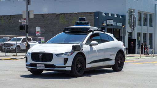 Ein selbstfahrendes Auto der Google-Schwesterfirma Waymo ist im Straßenverkehr von San Francisco unterwegs. Foto: Andrej Sokolow/dpa