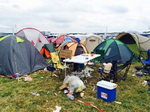 Southside Festival hinterlässt seine Spuren: auf dem Campingplatz liegen zahlreiche Bierdosen und kaputte Campingstühle herum.  Foto: Vanessa Huonker