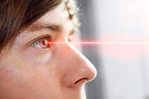 Wenn ein Laserstrahl auf das Auge trifft, kann es gefährlich werden: von einer temporären Blindheit bis hin zu dauerhaften Augenverletzungen.  Foto: © lassedesignen/Fotolia.com
