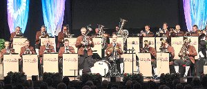 Ein Blasorchester der Extraklasse, das sind  Ernst Hutter & die Egerländer Musikanten. In der Stadthalle haben sie diesen Ruf eindrucksvoll bestätigt.  Foto: Edelmann Foto: Schwarzwälder-Bote