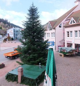 Der  Weihnachtsbaum  und  die kleinen Bühne  für das  Weihnachtsdorf stehen schon.  Foto: Borho Foto: Schwarzwälder-Bote