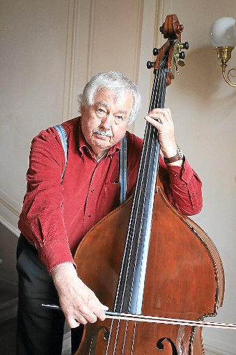 Gerhard Ruoff spielt einen Musiker, der seinem Kontrabass mit Stolz und Hass verbunden ist.   Foto: Archiv Foto: Schwarzwälder-Bote