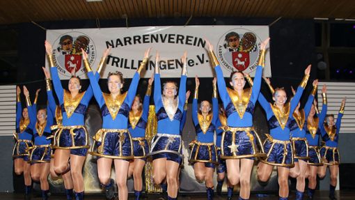 Verteilten goldenen Traumstaub: Die Tanzgarde aus Ringingen präsentierte sich als Sandmännchen. Foto: Lenski/Carola Lenski