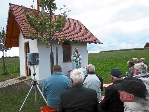 Pfarrer Bernhard Eichkorn feierte mit den Pilgern an der Josefs-Kapelle der Familie Martin Hettich. Foto: Männerwerk Foto: Schwarzwälder-Bote