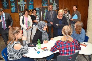 Ministerin Susanne Eisenmann (stehend Dritte von rechts) suchte in Althengstett den direkten Kontakt zu den Schülern.  Foto: Kunert